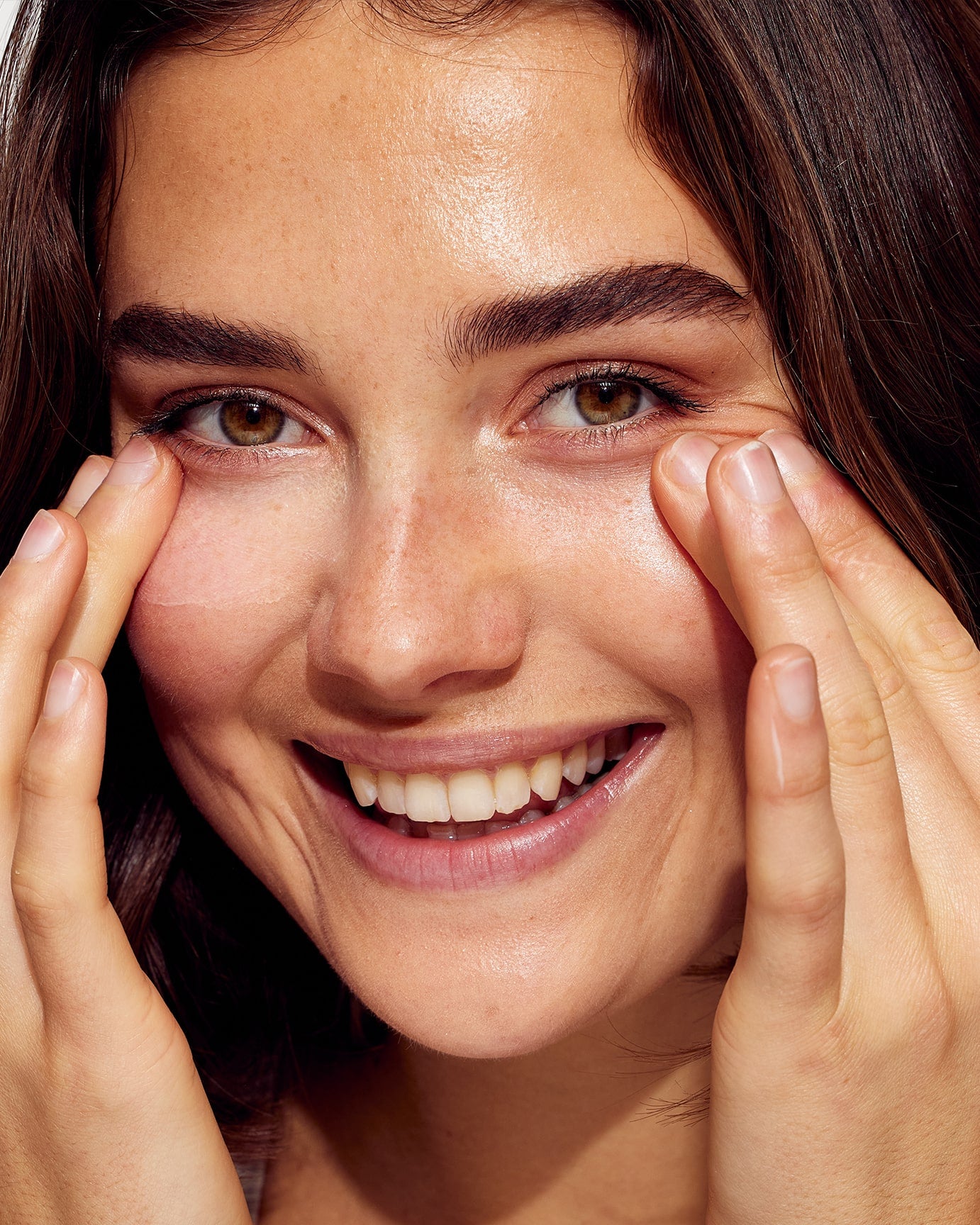 Reducerer mørke rander og opstrammer huden omkring øjnene.