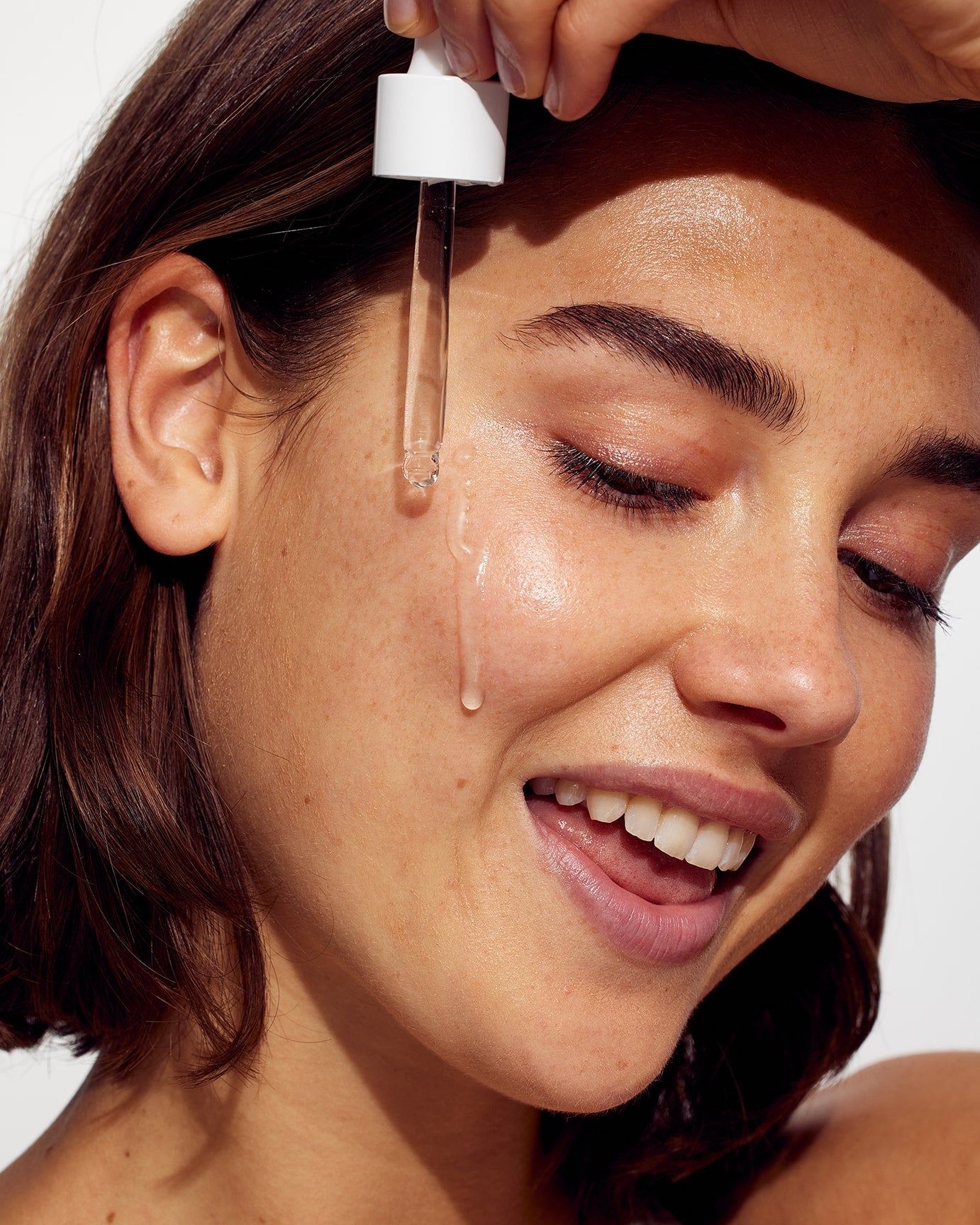 Påfør et jævnt lag og dup forsigtigt ind i huden, indtil det er fordelt.