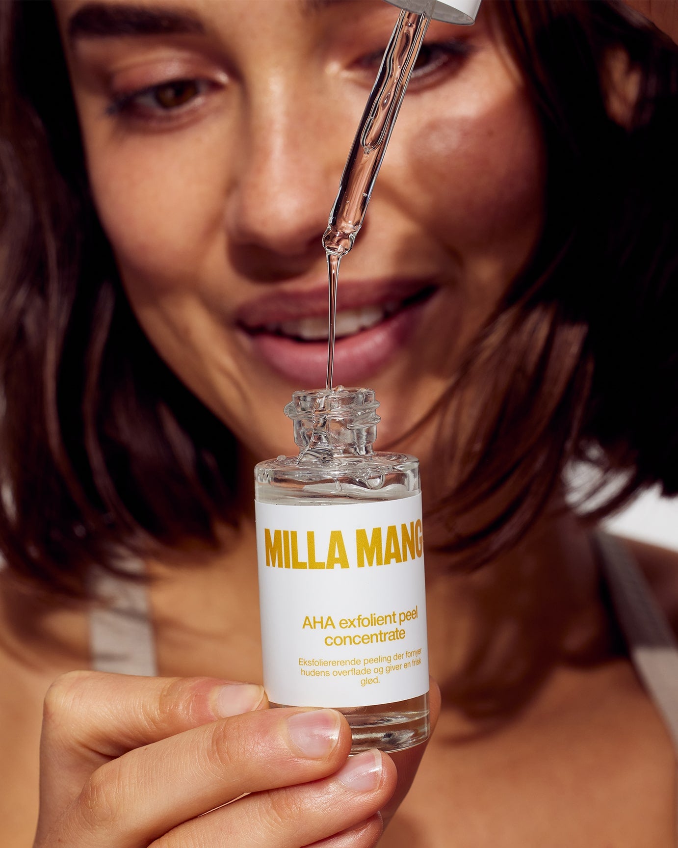 Eksfolierer og giver huden en frisk og strålende glød.