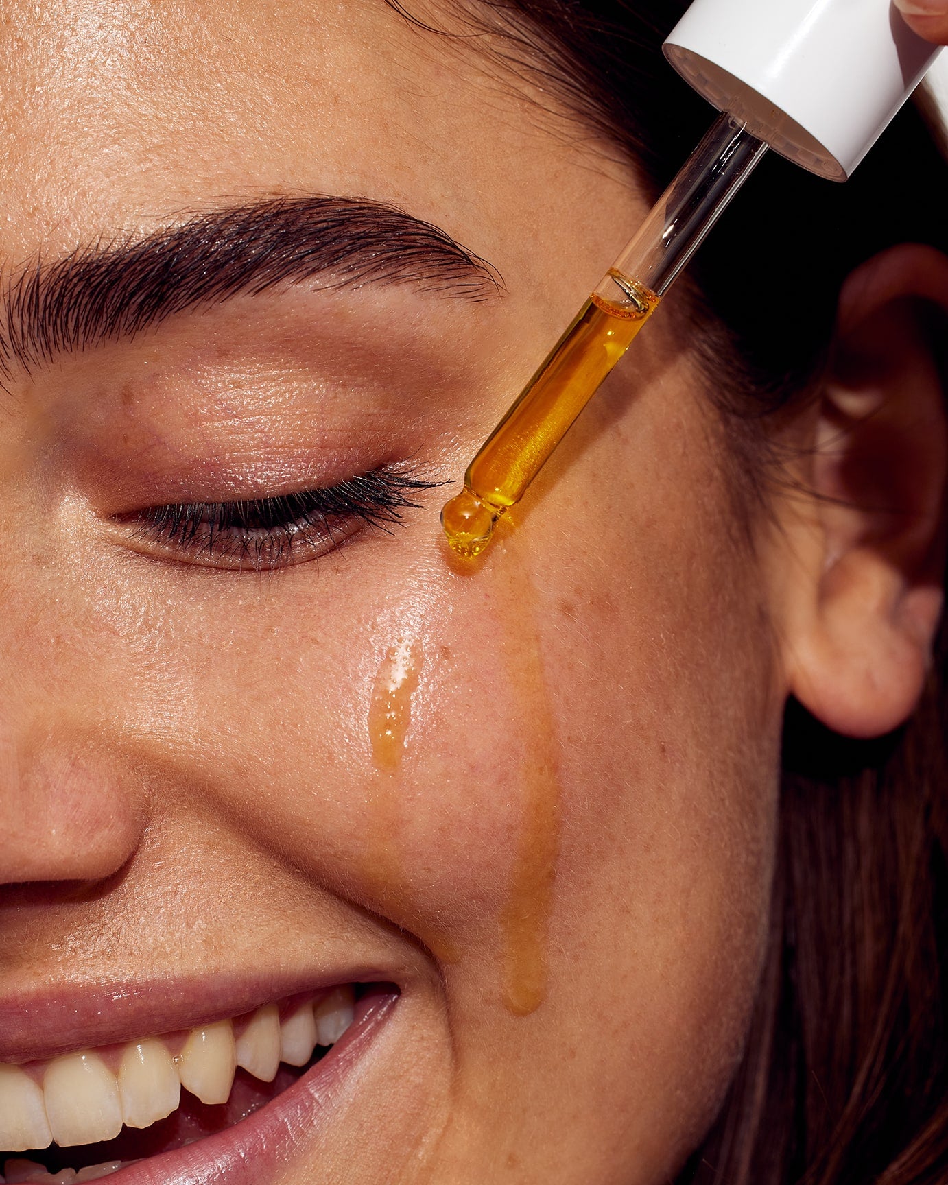 Hjælper med at berolige huden og give en naturlig glød.