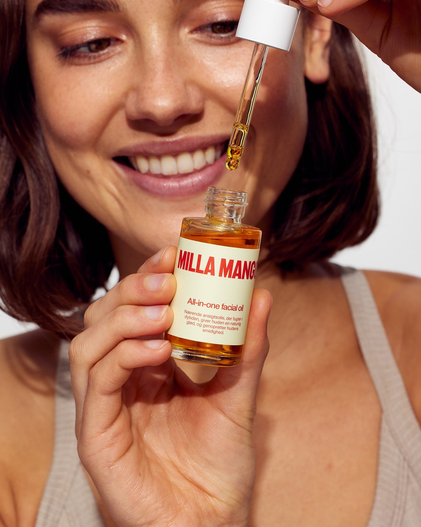 Multi-funktionel og nærende ansigtsolie til dyb hydrering.