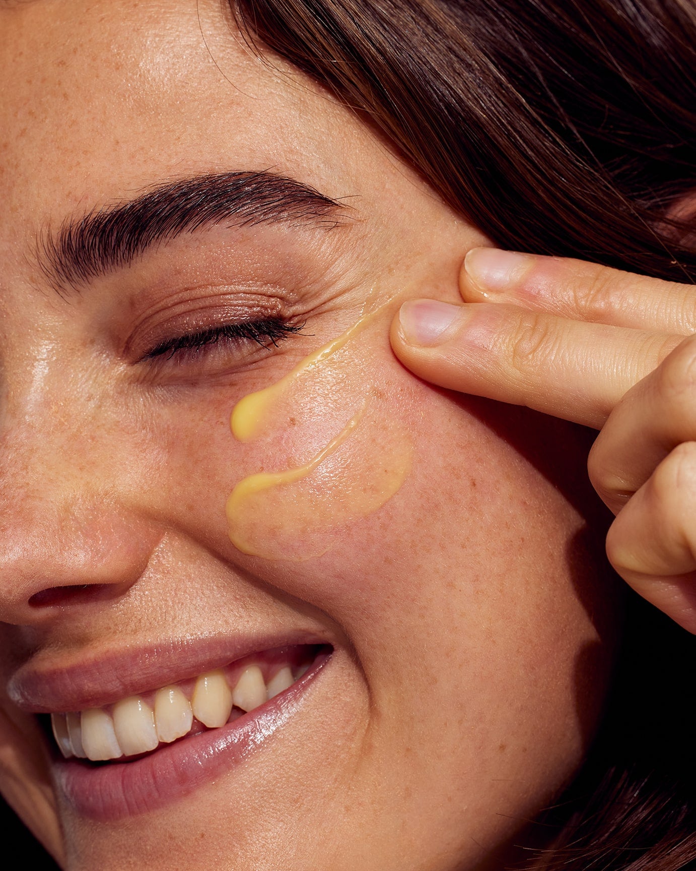 Medvirker til at lysne og jævne hudtonen.