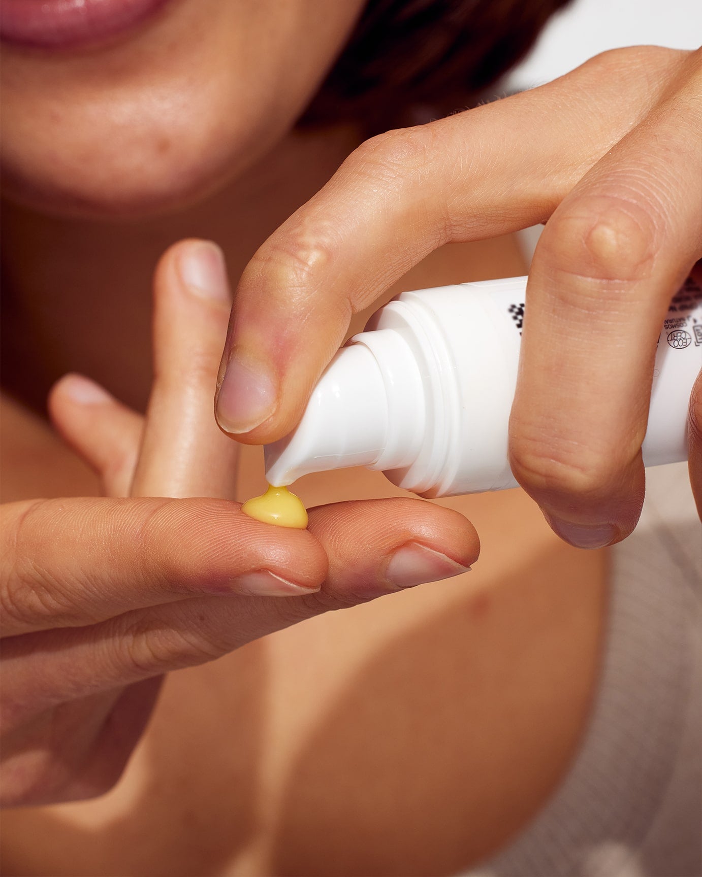 Nærende olier blødgør huden og giver en strålende, ungdommelig glød.