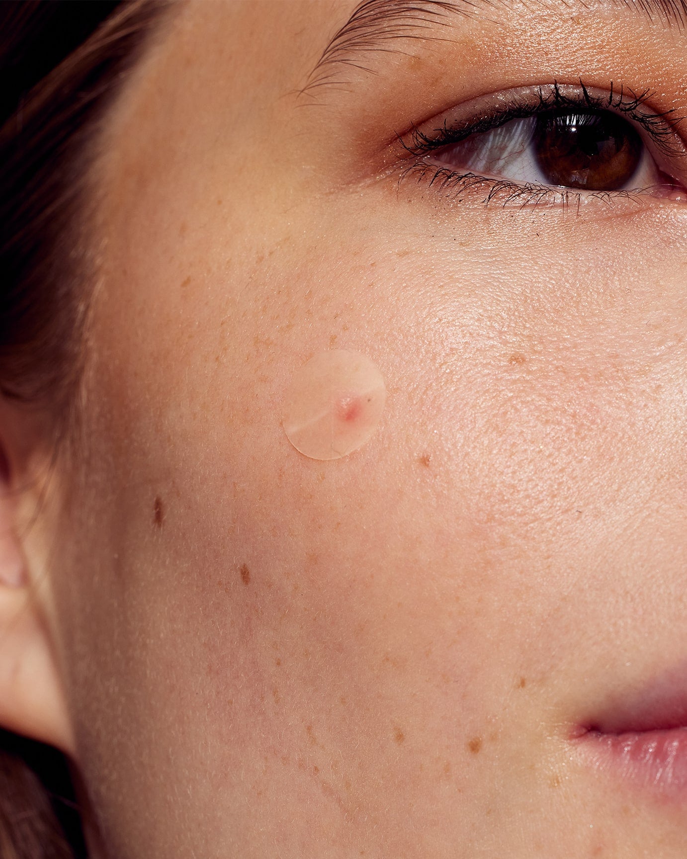 Diskret, gennemsigtig og mat overflade, der blender naturligt ind.