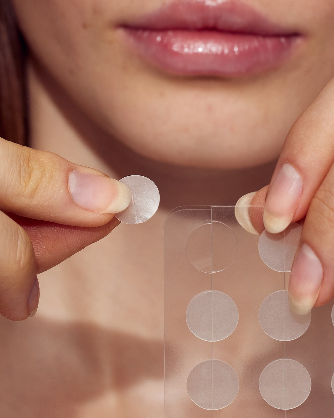 Effektive ingredienser som hydrocolloid, salicylsyre og tea tree olie.